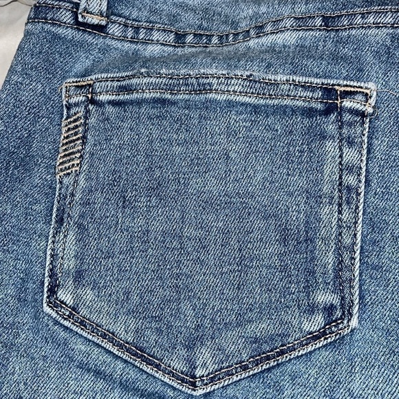 Paige Jax Cut Off Shorts
Womens Size 28 Blue Kayson
Distressed Raw edge denim. - Picture 5 of 9